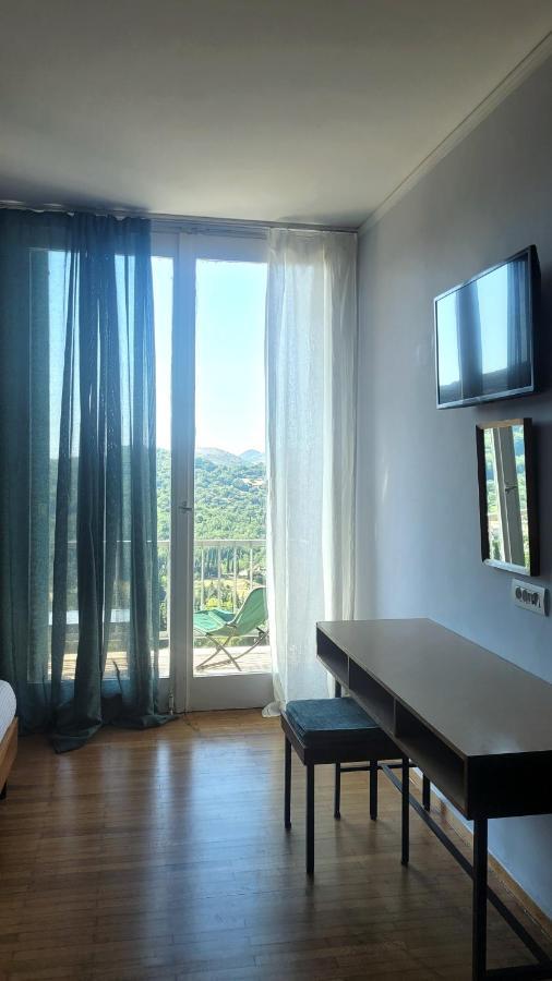 Theoxenia Hotel 안드리차이나 외부 사진