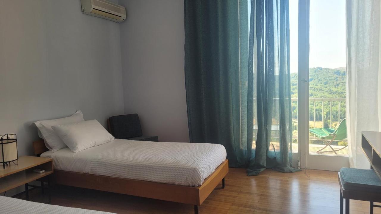 Theoxenia Hotel 안드리차이나 외부 사진