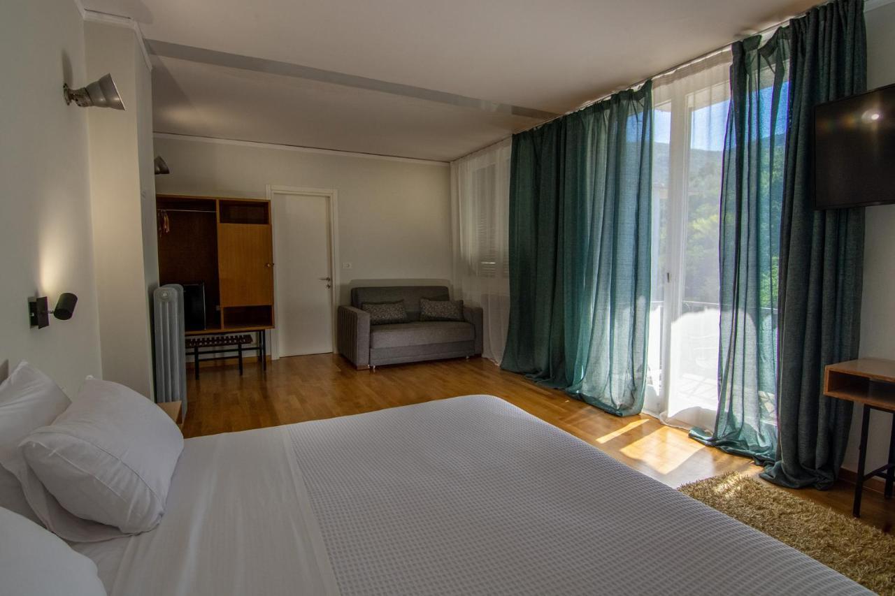 Theoxenia Hotel 안드리차이나 외부 사진